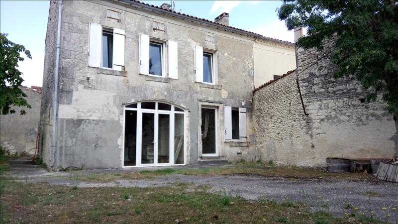 Maison - 5 pièces - 110 m² - GENSAC LA PALLUE (16)